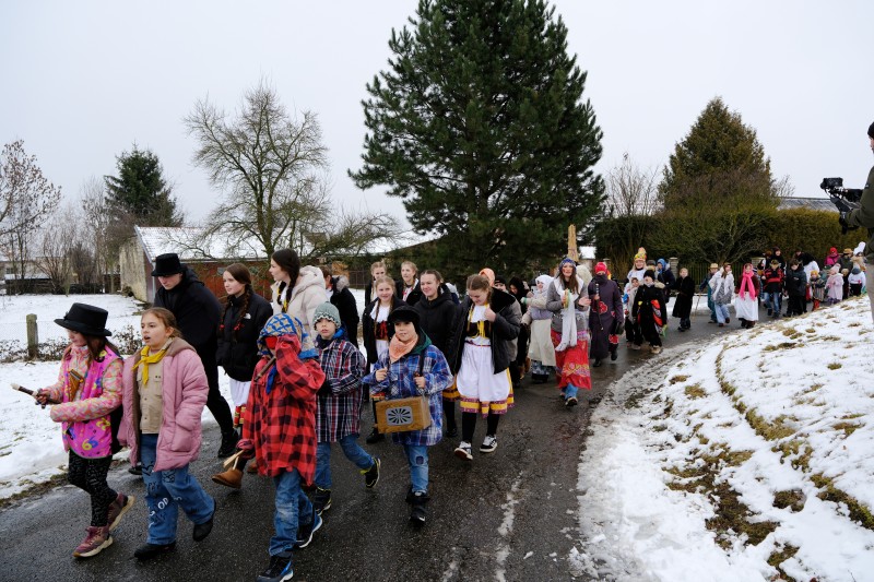 Masopustní průvod míří směrem k fotbalovému hřišti, kde probíhal kulturní program.
